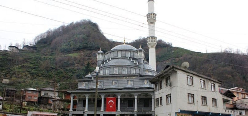 'İFTARA GİDEN İMAMLAR EZANI UNUTTU' İDDİASI