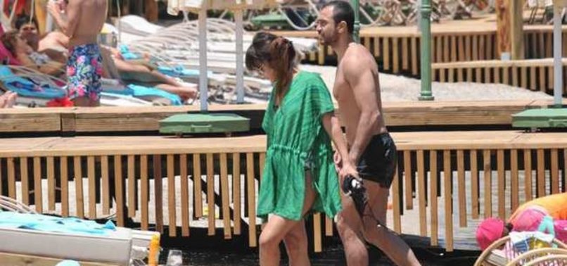 DEMET AKALIN TATİLE BOŞ BAVULLA GİTTİ