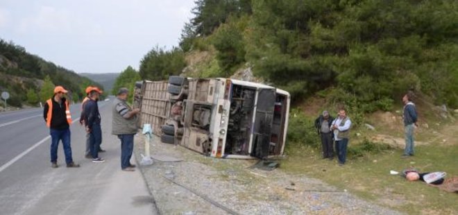 SÜPER LİG TAKIMI TARAFTARLARINI TAŞIYAN OTOBÜS DEVRİLDİ