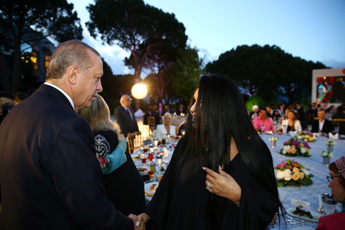 Cumhurbaşkanı Erdoğan sanatçı ve sporculara iftar verdi