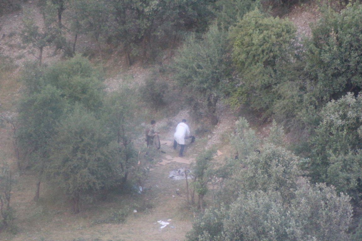 Düşen askeri helikopterin enkazı görüntülendi