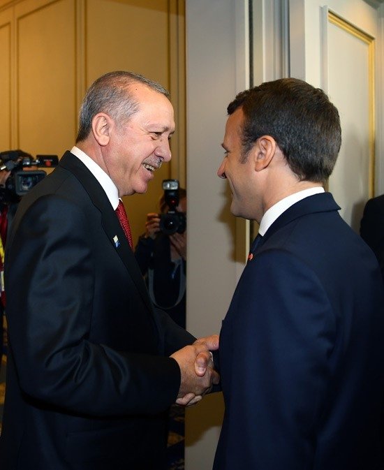 Macron, Cumhurbaşkanı Erdoğan'ı hayranlıkla izledi