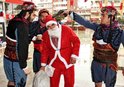 'Noel Baba'nın başına silah dayadılar