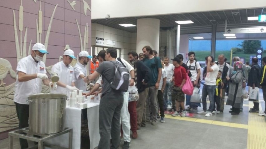 Marmaray yolcularına iftar vakti güzel sürpriz