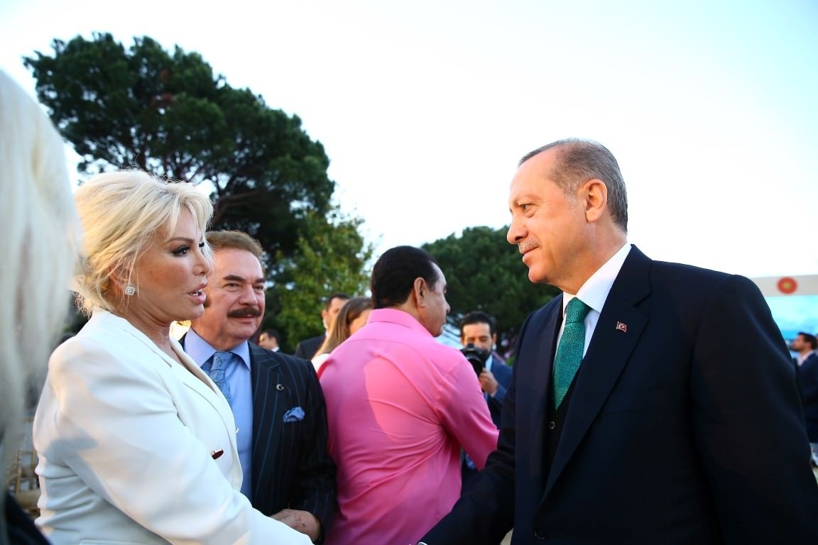 Cumhurbaşkanı Erdoğan sanatçı ve sporculara iftar verdi