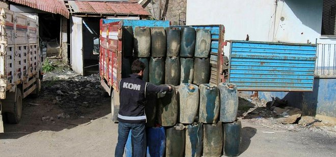 HAKKARİ'DE KAÇAK SİGARA, AKARYAKIT VE ÇOK SAYIDA SİLAH ELE GEÇİRİLDİ