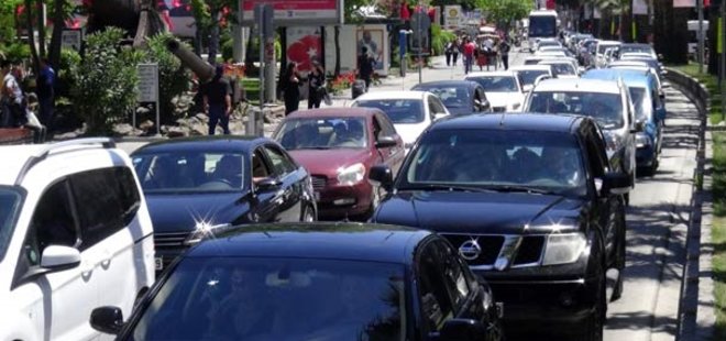 ÇANAKKALE'DE FERİBOT İSKELESİNDE ARAÇ KUYRUĞU