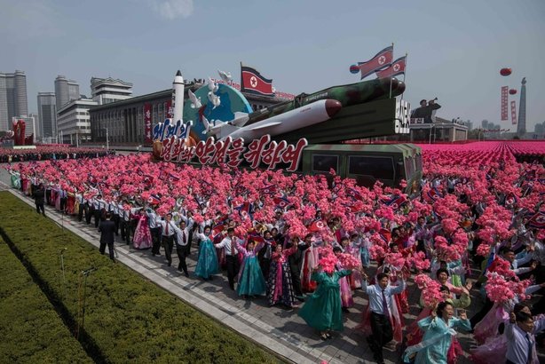 Kuzey Kore ilk defa balistik füzelerini gösterdi