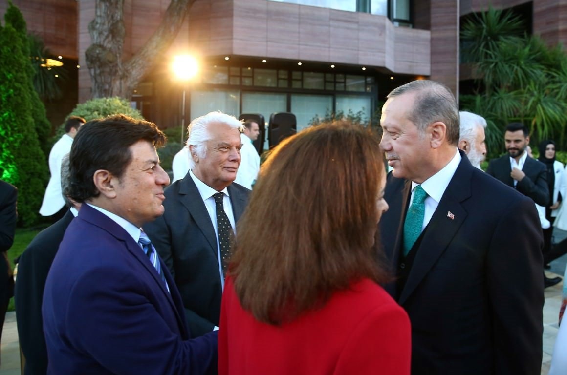 Cumhurbaşkanı Erdoğan sanatçı ve sporculara iftar verdi