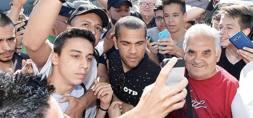 JUVENTUS, DANİ ALVES'İ KADROSUNA KATTI