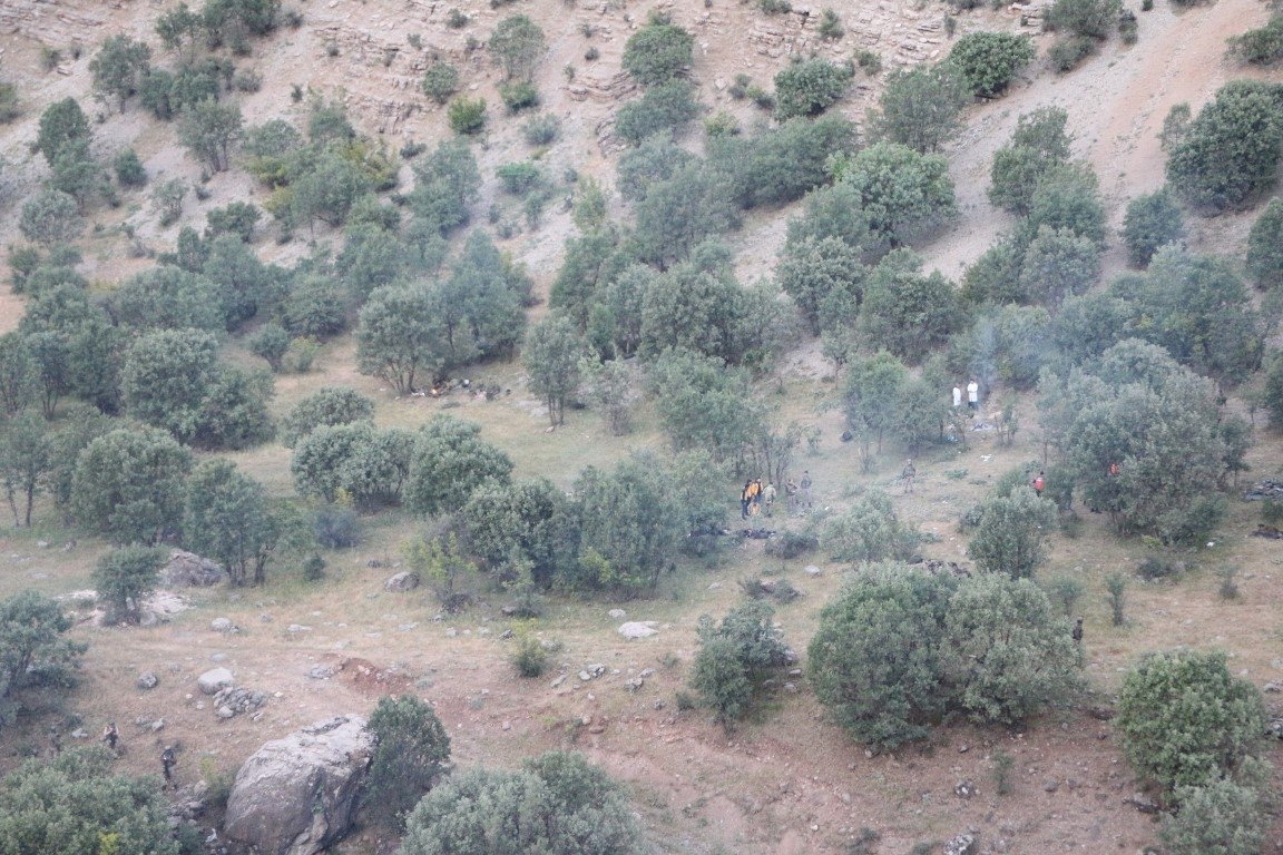 Düşen askeri helikopterin enkazı görüntülendi