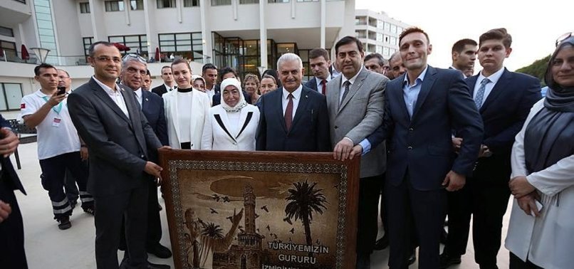 BAŞBAKAN YILDIRIM'A İZMİR'DE SÜRPRİZ KUTLAMA