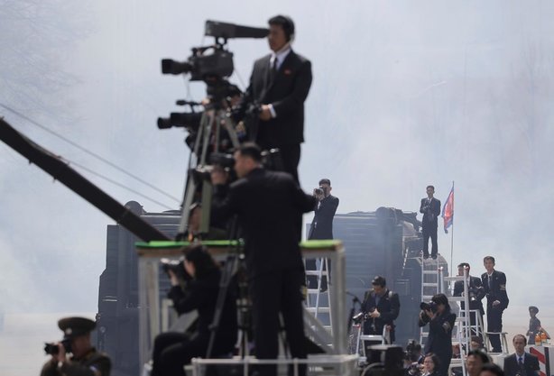 Kuzey Kore ilk defa balistik füzelerini gösterdi