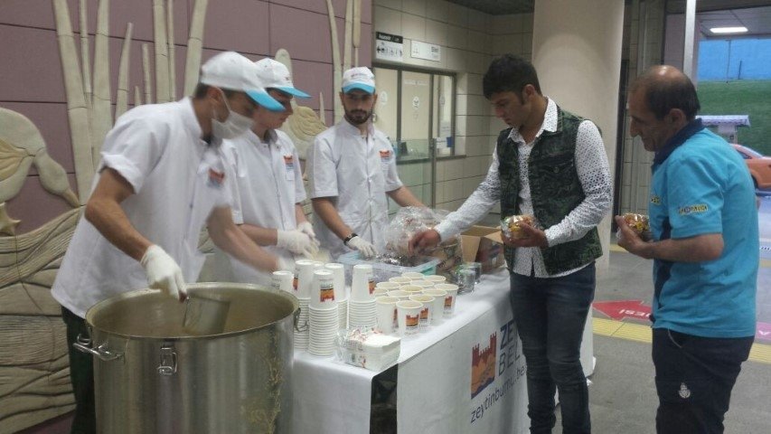 Marmaray yolcularına iftar vakti güzel sürpriz