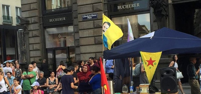 PKK TERÖR ÖRGÜTÜ YANDAŞLARI, VİYANA'DA STAND AÇTI