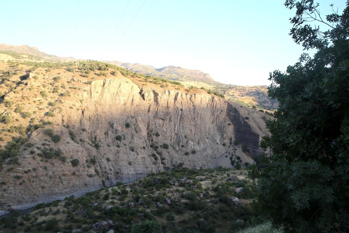 Düşen askeri helikopterin enkazı görüntülendi