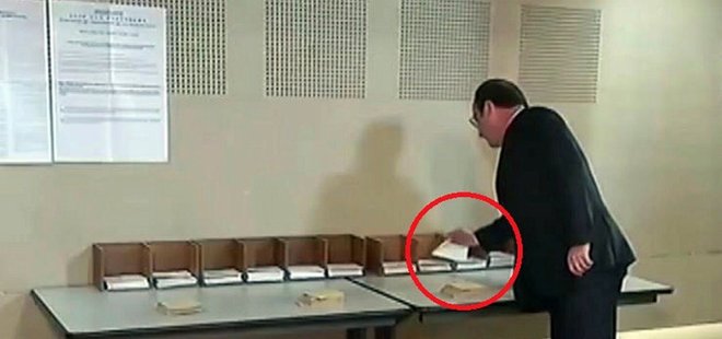HOLLANDE'IN OY KULLANIRKEN KENDİ PARTİSİNİN PUSULASINI ALMAMASI DİKKAT ÇEKTİ