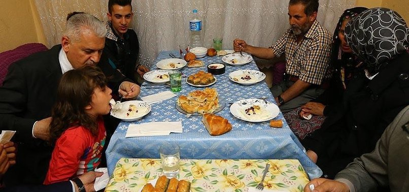BAŞBAKAN YILDIRIM GECEKONDUDA İFTAR YAPTI