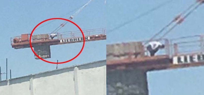 MANİSA'DA VİNÇ ÜZERİNDE NAMAZ