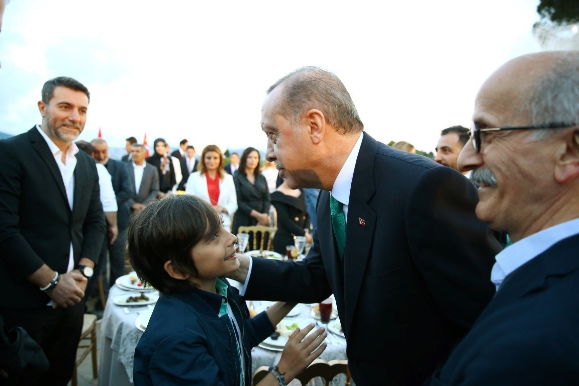 Cumhurbaşkanı Erdoğan sanatçı ve sporculara iftar verdi