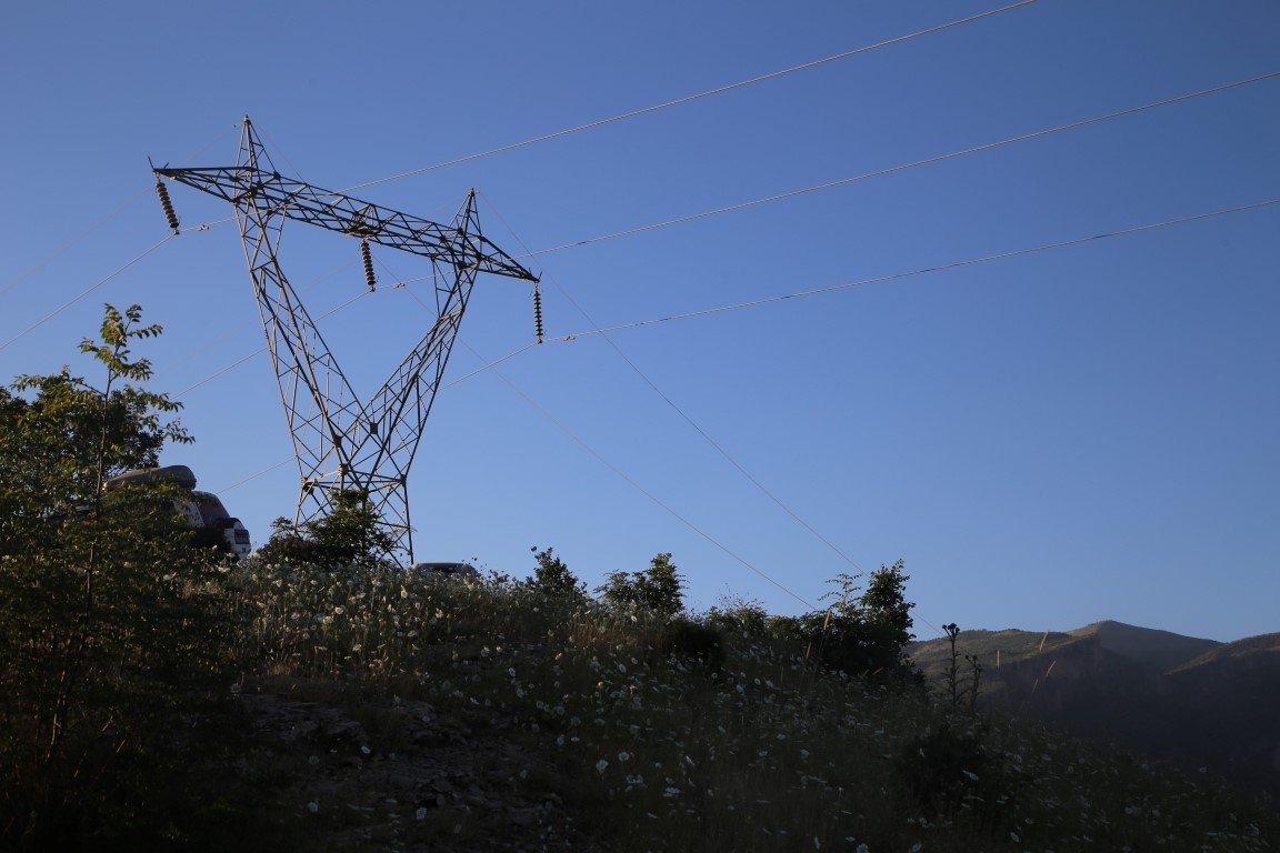 Düşen askeri helikopterin enkazı görüntülendi