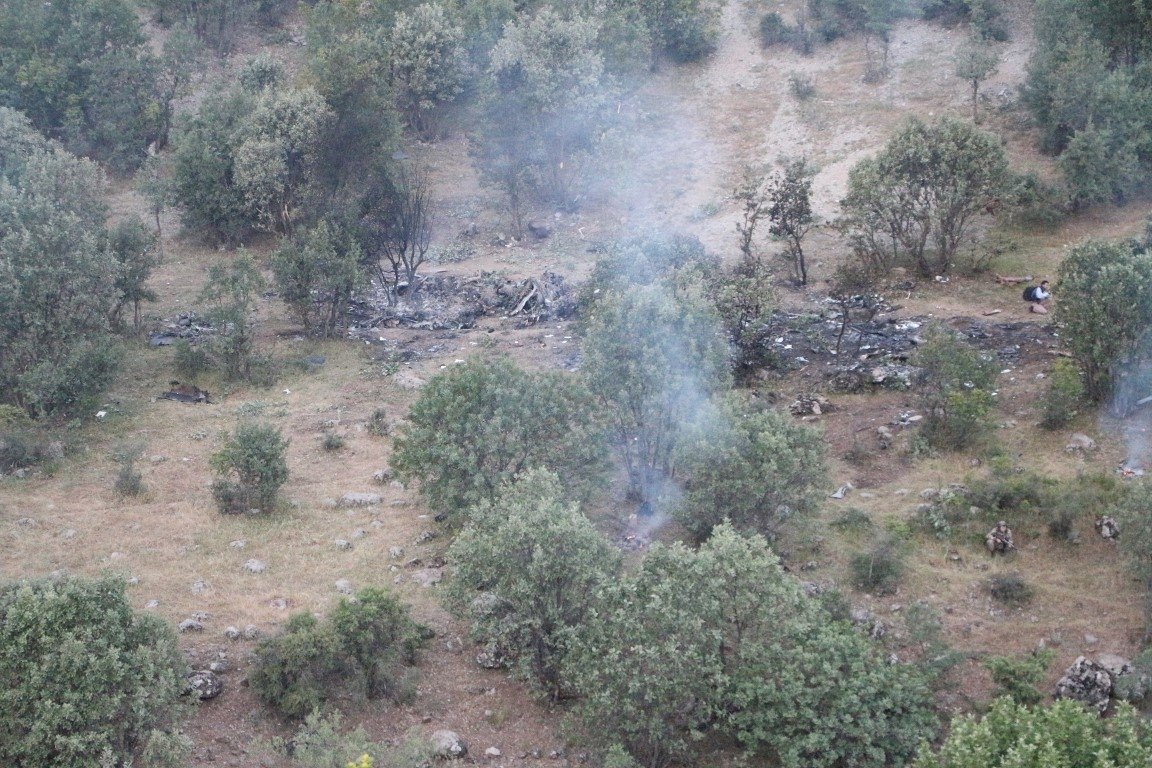 Düşen askeri helikopterin enkazı görüntülendi