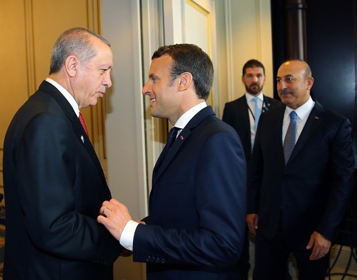 Macron, Cumhurbaşkanı Erdoğan'ı hayranlıkla izledi