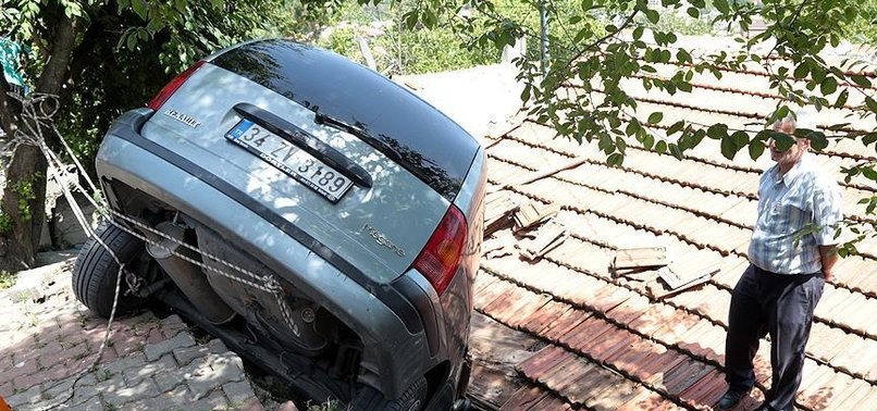 ÜMRANİYE'DE BİR ARAÇ EVİN ÇATISINA DÜŞTÜ