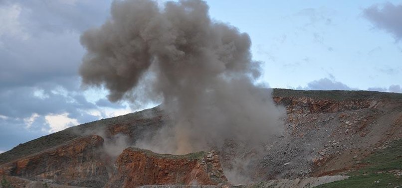 BİTLİS'TE BOMBA YÜKLÜ ARAÇ DURDURULDU