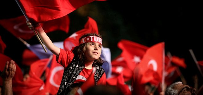 TÜRKİYE 'DEMOKRASİ NÖBETİ'NDE!