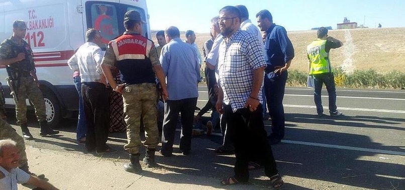 İŞÇİLERİ TAŞIYAN KAMYONET DEVRİLDİ: ÖLÜ VE YARALILAR VAR