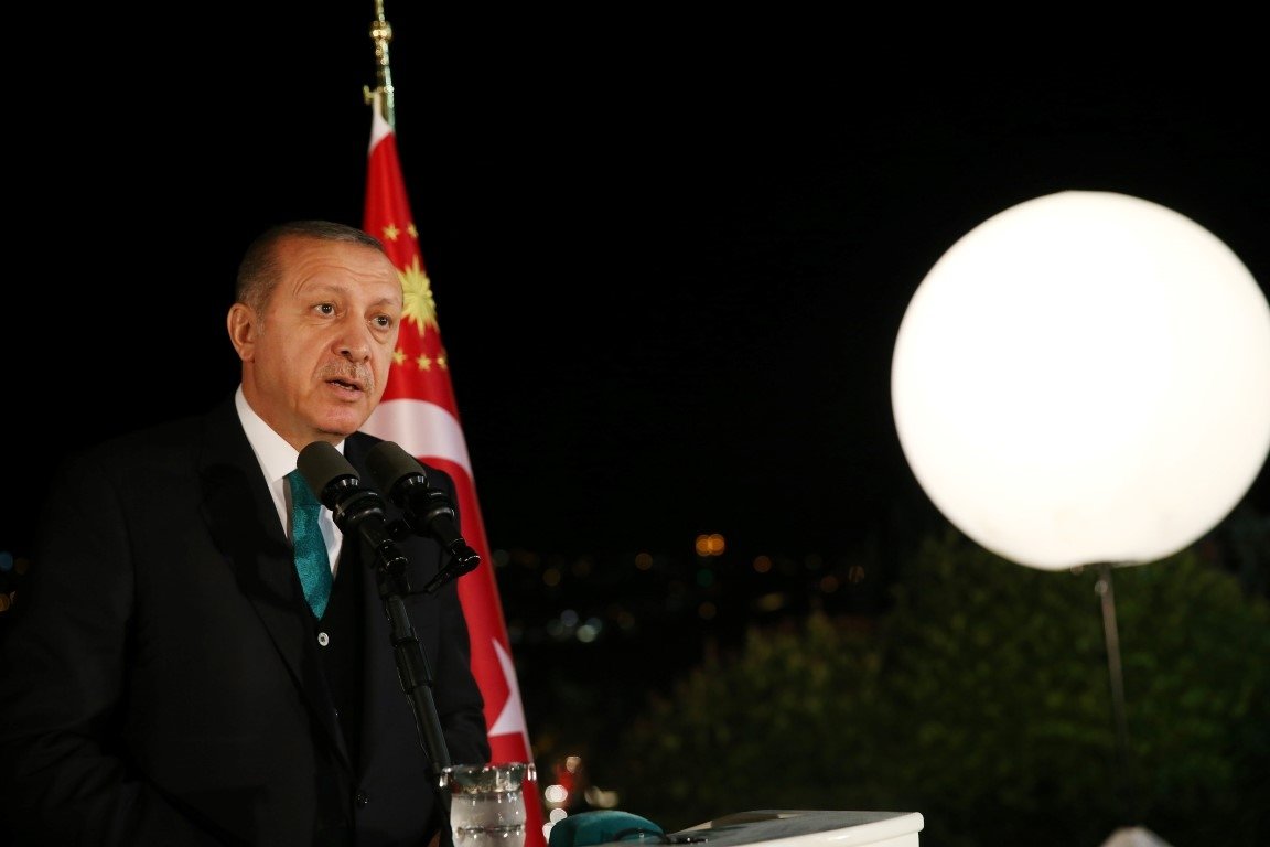 Cumhurbaşkanı Erdoğan sanatçı ve sporculara iftar verdi