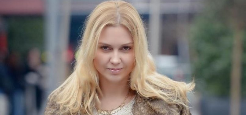 ESKİ MODEL 45’İNDE ANNE OLUYOR
