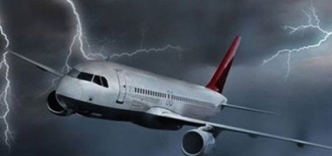 YAĞIŞ HAVA TRAFİĞİNİ ETKİLEDİ! UÇAĞA YILDIRIM İSABET ETTİ